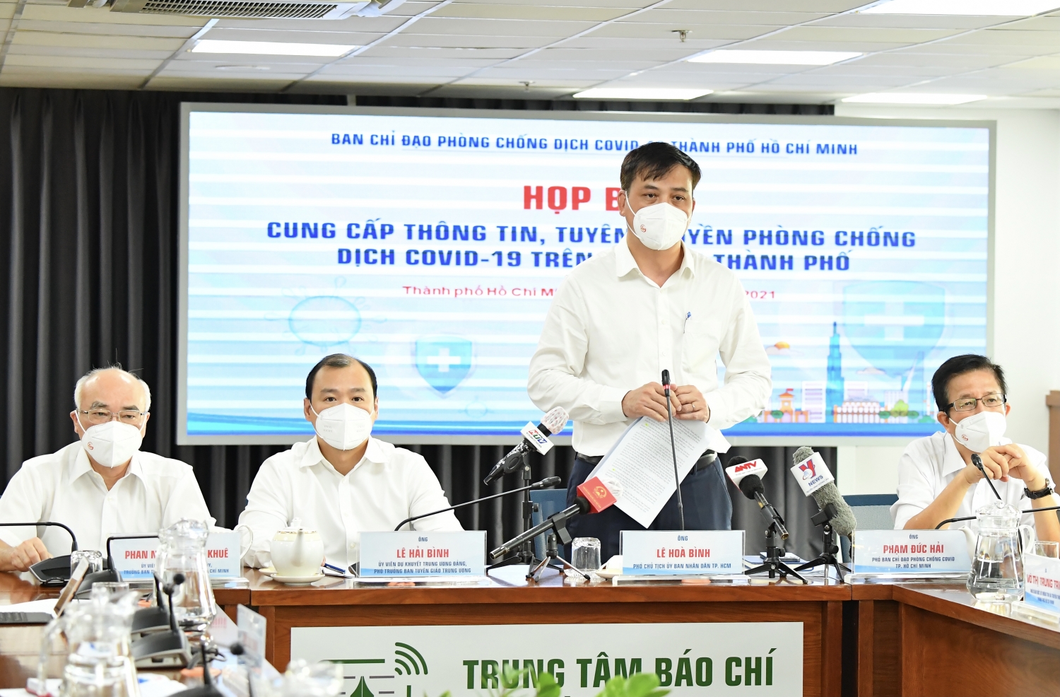 TP Hồ Chí Minh nới lỏng theo lộ trình, yêu cầu người dân không tự ý ra khỏi thành phố