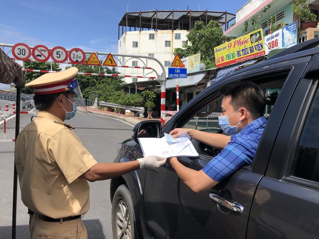 TP Hồ Chí Minh nới lỏng theo lộ trình, yêu cầu người dân không tự ý ra khỏi thành phố