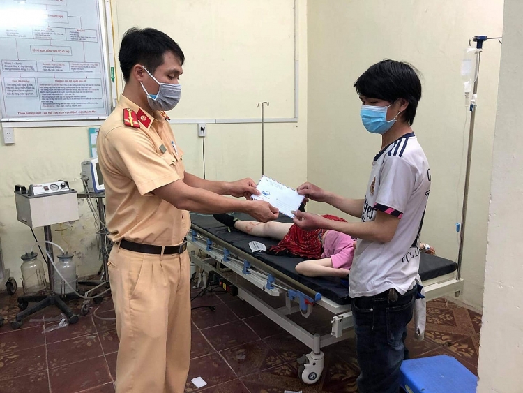 Hỗ trợ sản phụ sinh con khi đang trên đường về quê từ vùng dịch