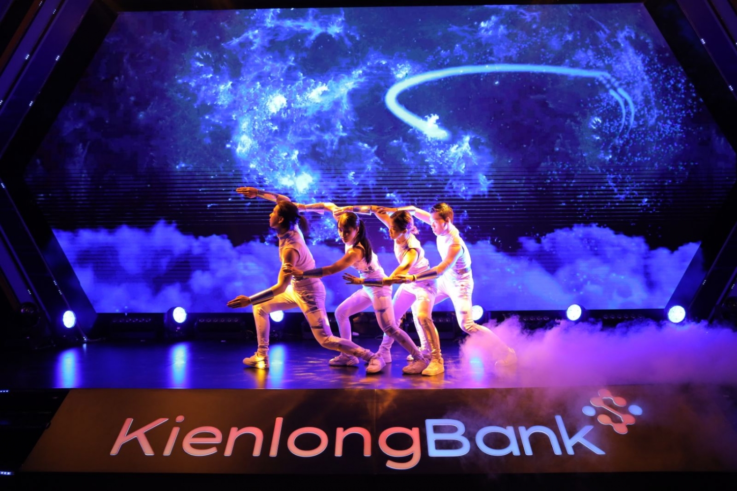 Mãn nhãn với chương trình biểu diễn nghệ thuật tại sự kiện kỷ niệm 26 năm KienlongBank