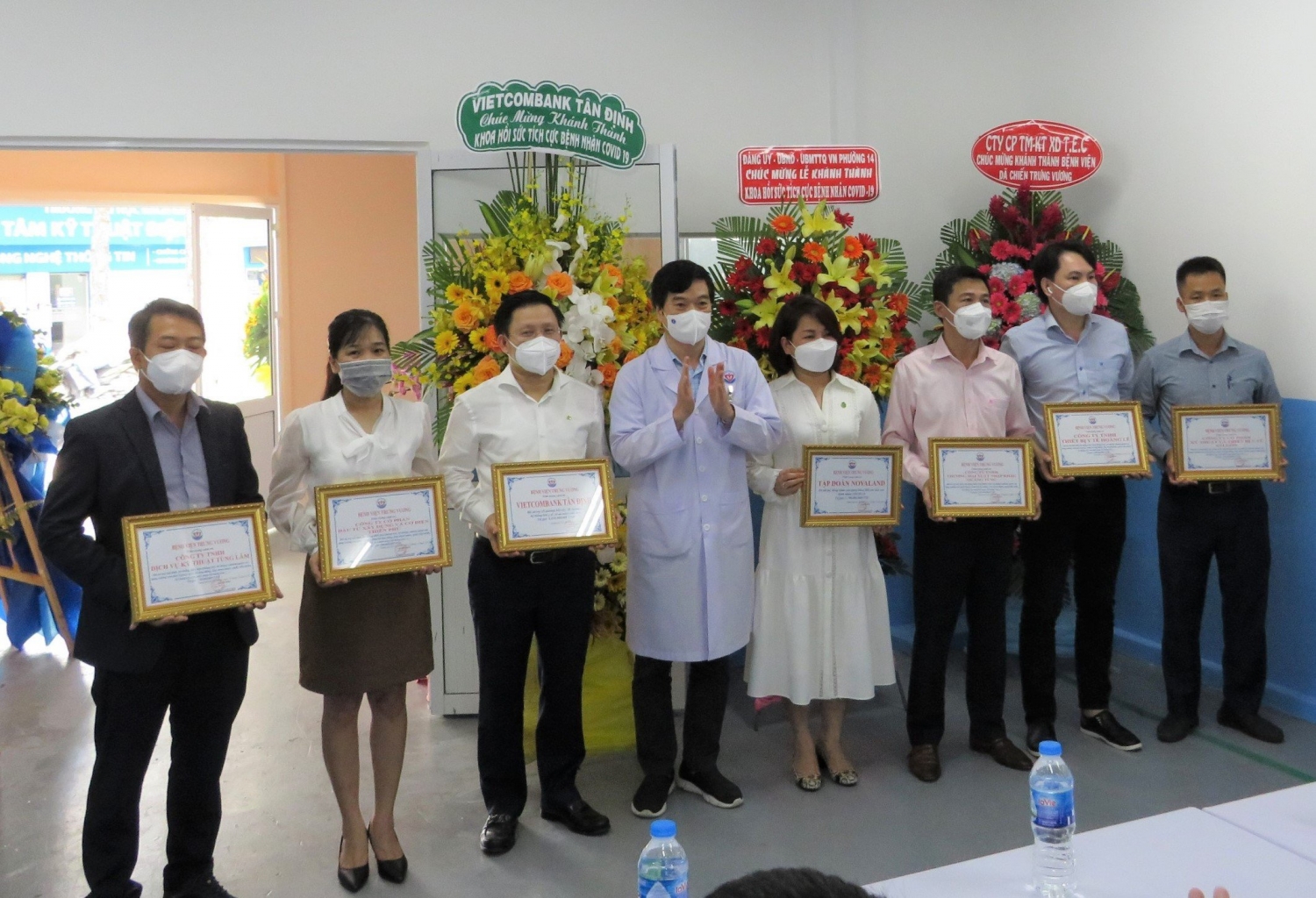Vietcombank tài trợ thiết bị y tế trị giá 4.4 tỷ đồng cho khoa hồi sức tích cực – Bệnh viện điều trị COVID-19 Trưng Vương Vietcombank tài trợ thiết bị y tế trị giá 4.4 tỷ đồng cho khoa hồi sức tích cực – Bệnh viện điều trị COVID-19 Trưng Vương