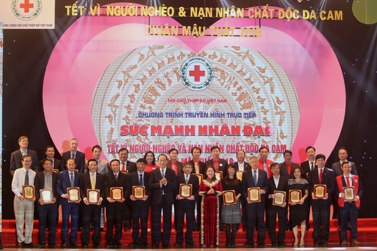hon 110 ty dong ho tro dong bao ngheo cung chung vui don tet