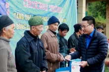 tham hoi tang qua cac gia dinh chinh sach tinh nghe an