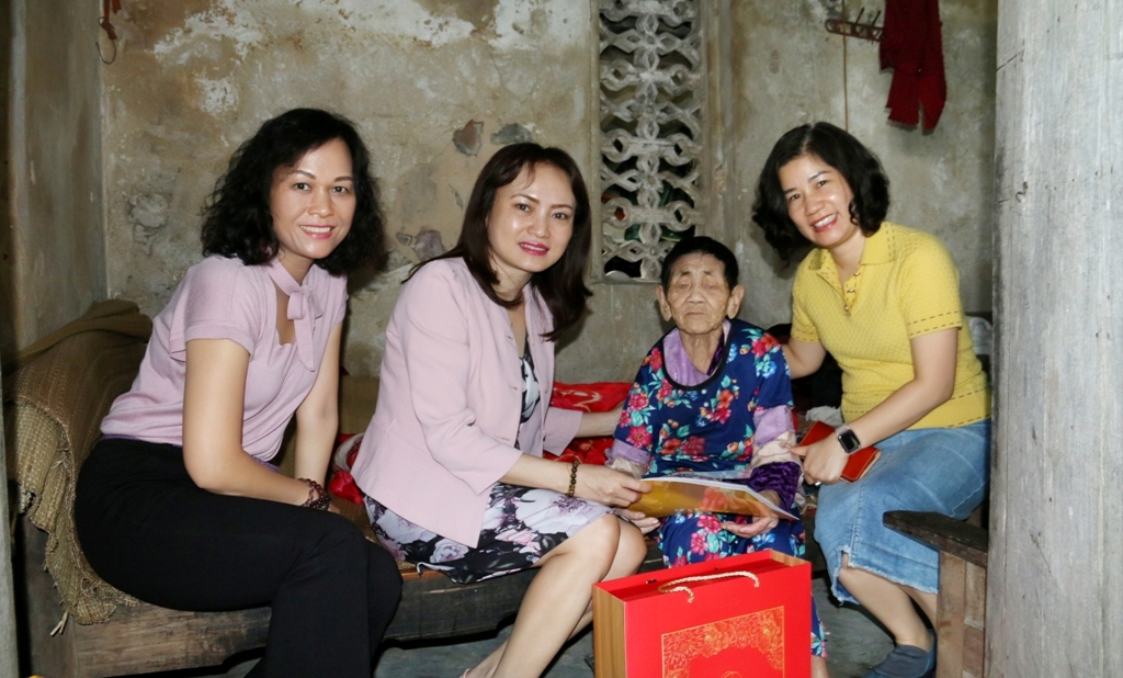 cd dkvn tham hoi tang qua cac gia dinh chinh sach tinh thanh hoa