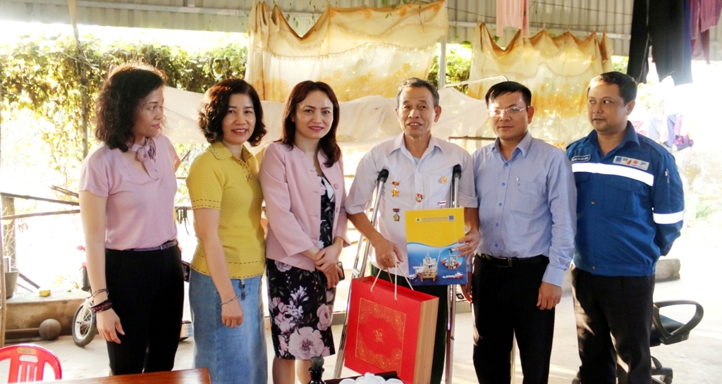 cd dkvn tham hoi tang qua cac gia dinh chinh sach tinh thanh hoa