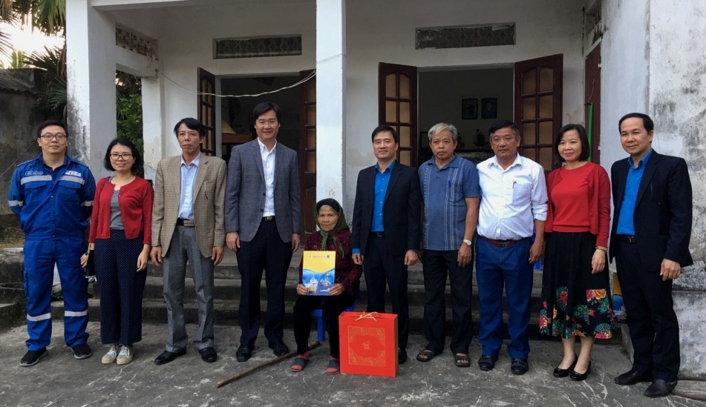cd dkvn tham hoi tang qua cac gia dinh chinh sach tinh thanh hoa