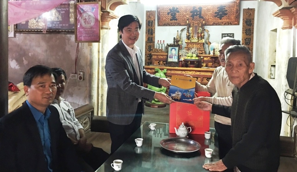 cd dkvn tham hoi tang qua cac gia dinh chinh sach tinh thanh hoa