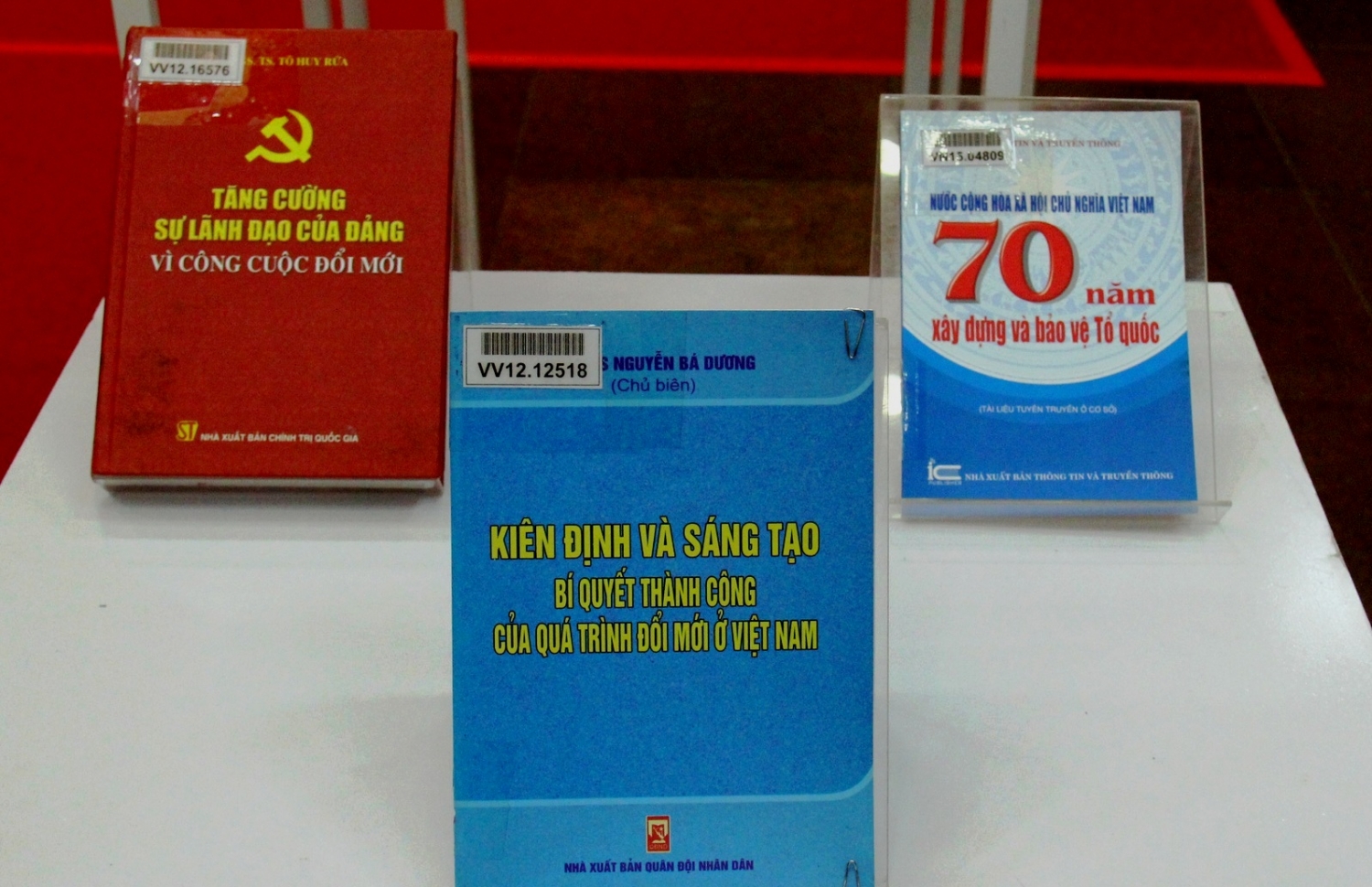 Trưng bày tư liệu “Vinh quang Đảng Cộng sản Việt Nam” trung bay tu lieu vinh quang dang cong san viet nam