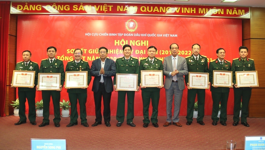 Hội CCB Tập đoàn tổ chức sơ kết giữa nhiệm kỳ 2017-2022, triển khai nhiệm vụ năm 2021