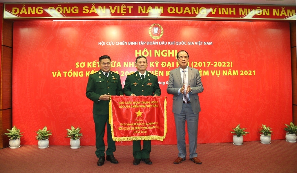 Hội CCB Tập đoàn tổ chức sơ kết giữa nhiệm kỳ 2017-2022, triển khai nhiệm vụ năm 2021