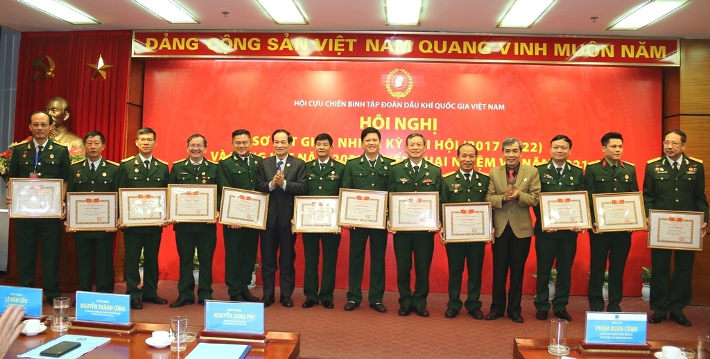 Hội CCB Tập đoàn tổ chức sơ kết giữa nhiệm kỳ 2017-2022, triển khai nhiệm vụ năm 2021