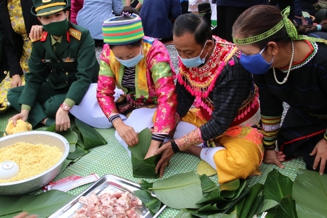 Gói bánh  chưng xanh cùng người nghèo ăn Tết