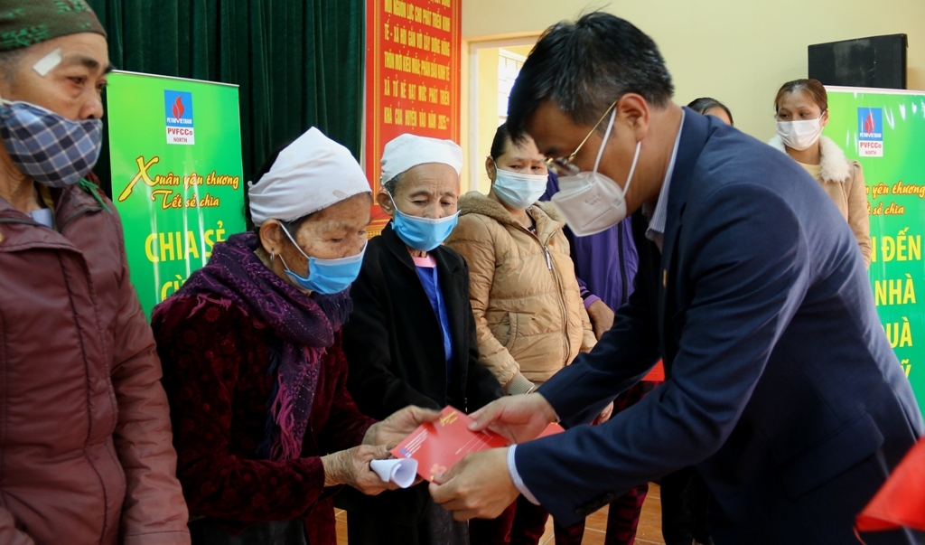 Chương trình “Xuân yêu thương - Tết sẻ chia” tại huyện Tân Lạc, tỉnh Hoà Bình