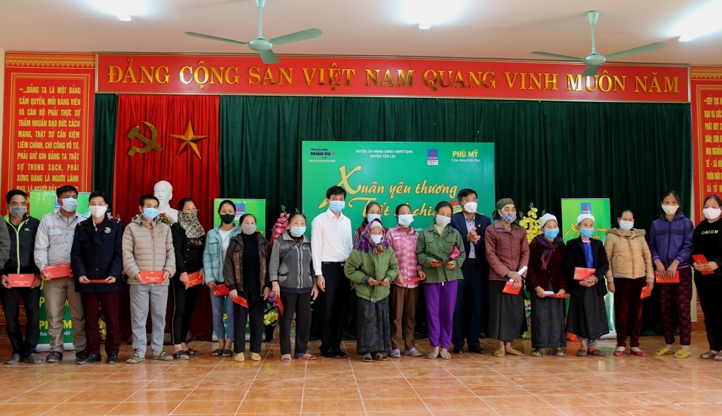 Chương trình “Xuân yêu thương - Tết sẻ chia” tại huyện Tân Lạc, tỉnh Hoà Bình