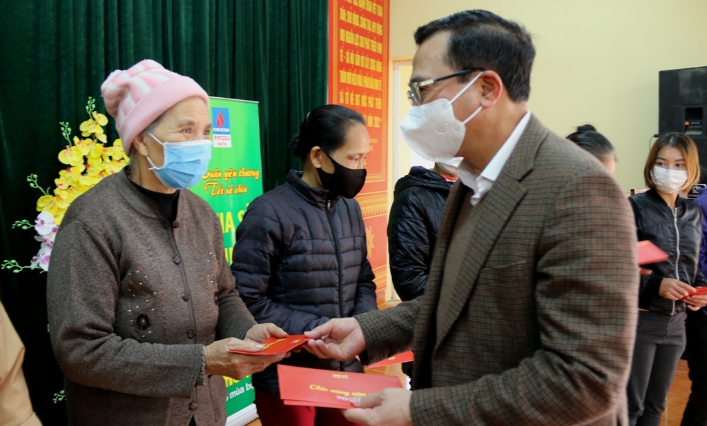 Chương trình “Xuân yêu thương - Tết sẻ chia” tại huyện Tân Lạc, tỉnh Hoà Bình