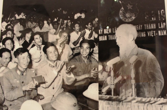 nhung hinh anh quy ve chu tich ho chi minh voi the he tre