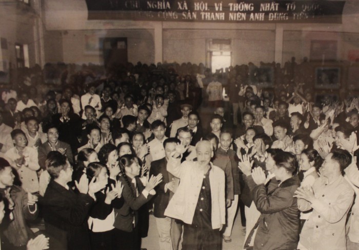 nhung hinh anh quy ve chu tich ho chi minh voi the he tre