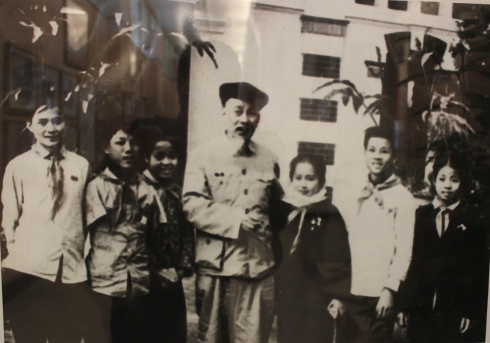 nhung hinh anh quy ve chu tich ho chi minh voi the he tre