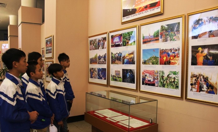 nhung hinh anh quy ve chu tich ho chi minh voi the he tre