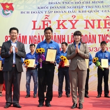 tham hoi tang qua cac gia dinh chinh sach tinh nghe an