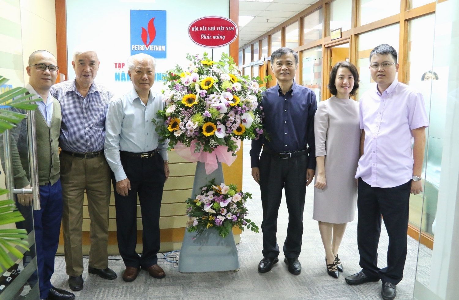Lãnh đạo Hội Dầu khí Việt Nam chúc mừng Tạp chí Năng lượng Mới - PetroTimes nhân kỷ niệm 10 năm Ngày ra số đầu tiên