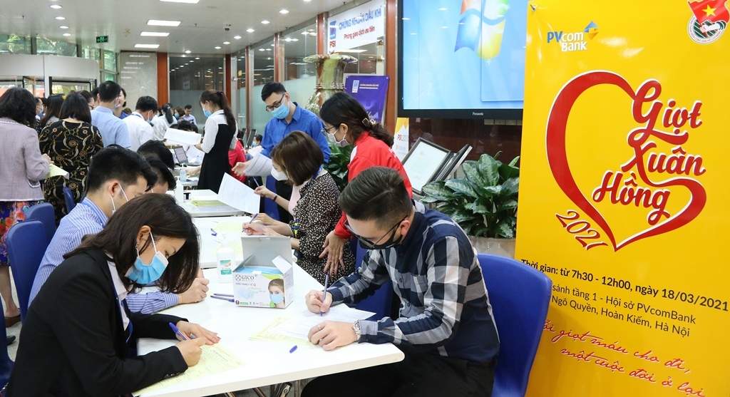 Ngày hội hiến máu “Giọt xuân hồng PVcomBank”