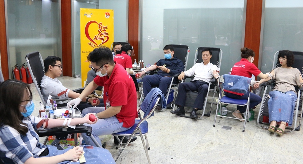 Ngày hội hiến máu “Giọt xuân hồng PVcomBank”