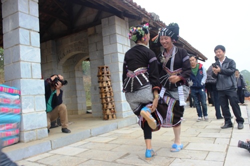 kham pha sac mau cac dan toc viet nam tai thu do