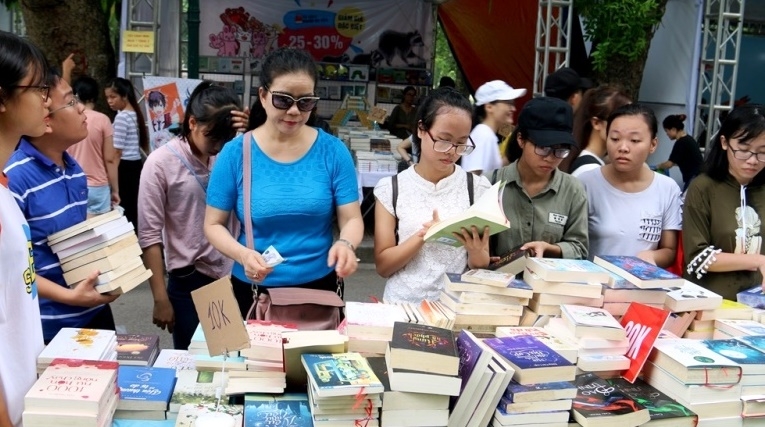 ngay sach viet nam lan thu 5 lan toa tinh yeu voi tri thuc