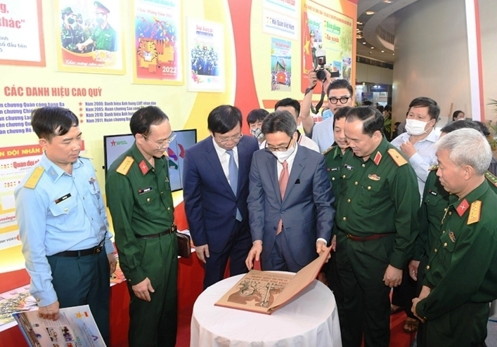 Báo chí Việt Nam đoàn kết, chuyên nghiệp, hiện đại và nhân văn Báo chí Việt Nam đoàn kết, chuyên nghiệp, hiện đại và nhân văn