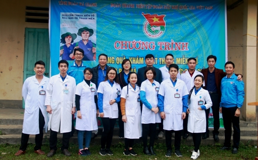 Thầy thuốc trẻ làm theo lời Bác, tình nguyện vì sức khỏe cộng đồng thay thuoc tre lam theo loi bac tinh nguyen vi suc khoe cong dong
