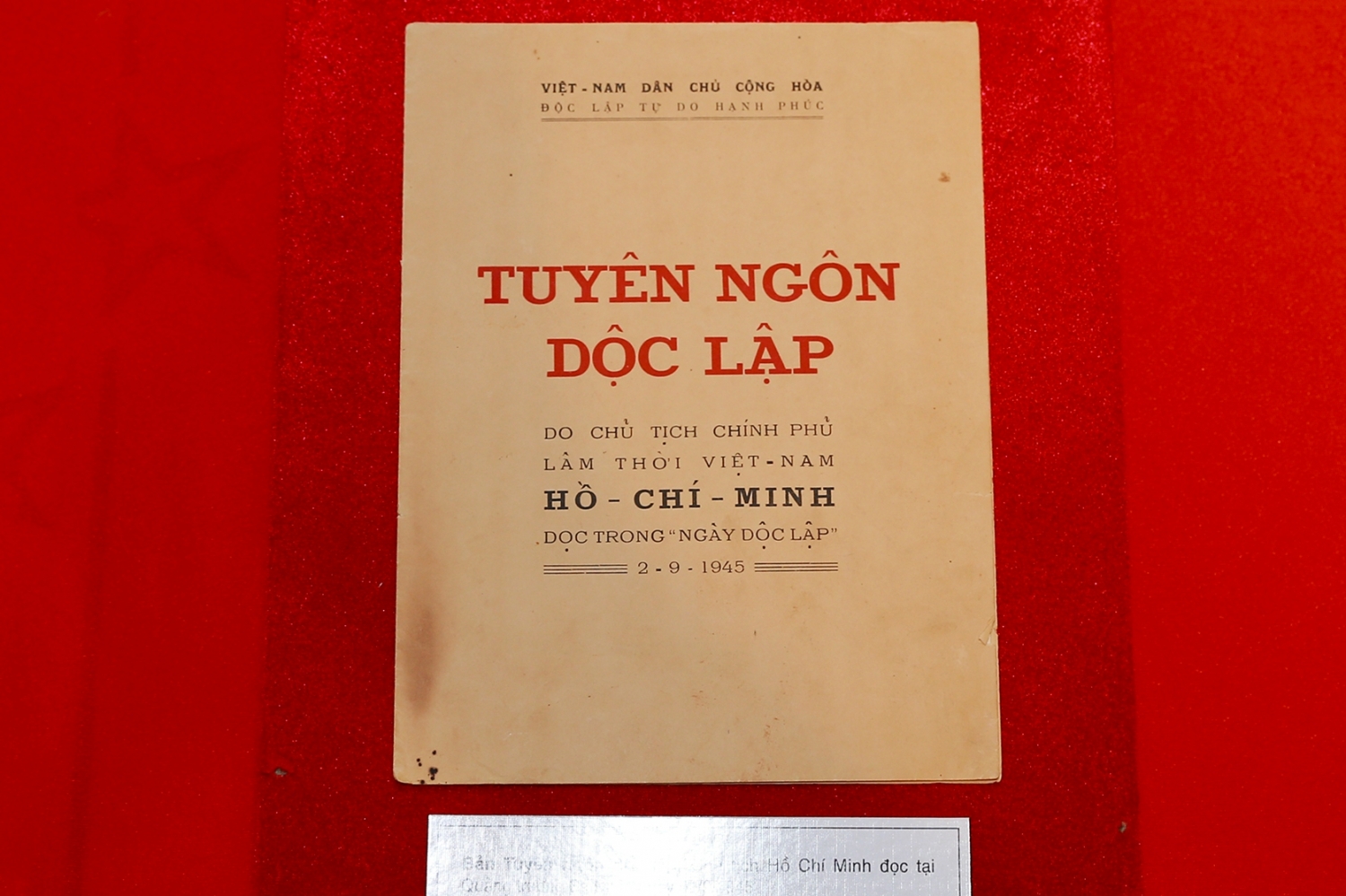 Trưng bày tư liệu quý “Luôn có Bác trong tim” trung bay tu lieu quy luon co bac trong tim