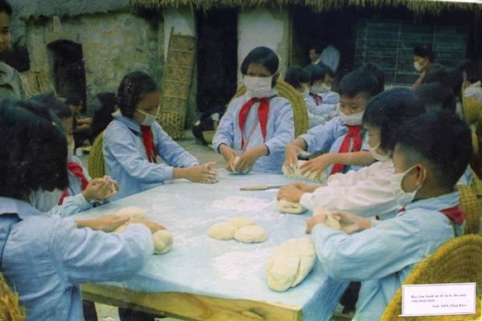 khoanh khac tre em thoi chien tai van mieu quoc tu giam