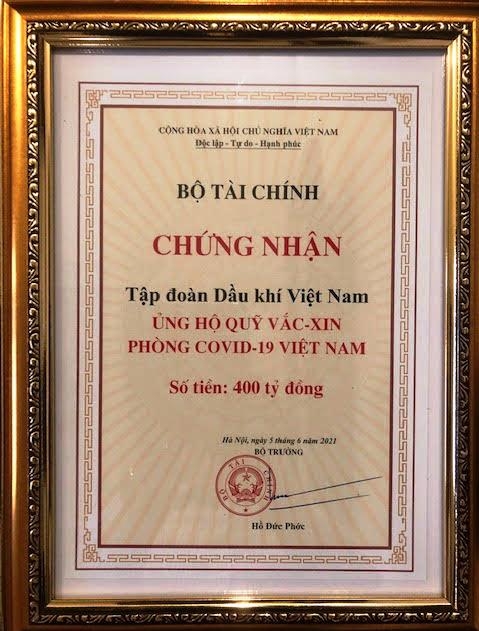 Petrovietnam trao 400 tỉ đồng xây dựng Quỹ vắc-xin phòng, chống Covid-19