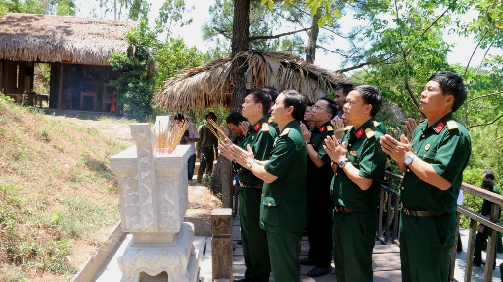 hoi ccb tap doan vieng mo dai tuong vo nguyen giap