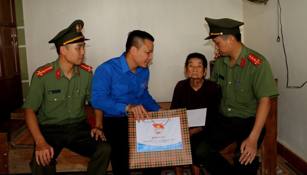 tham hoi tang qua cac gia dinh chinh sach tinh nghe an