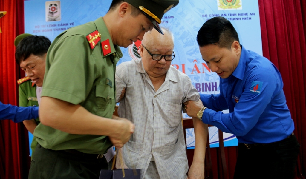 tham hoi tang qua cac gia dinh chinh sach tinh nghe an