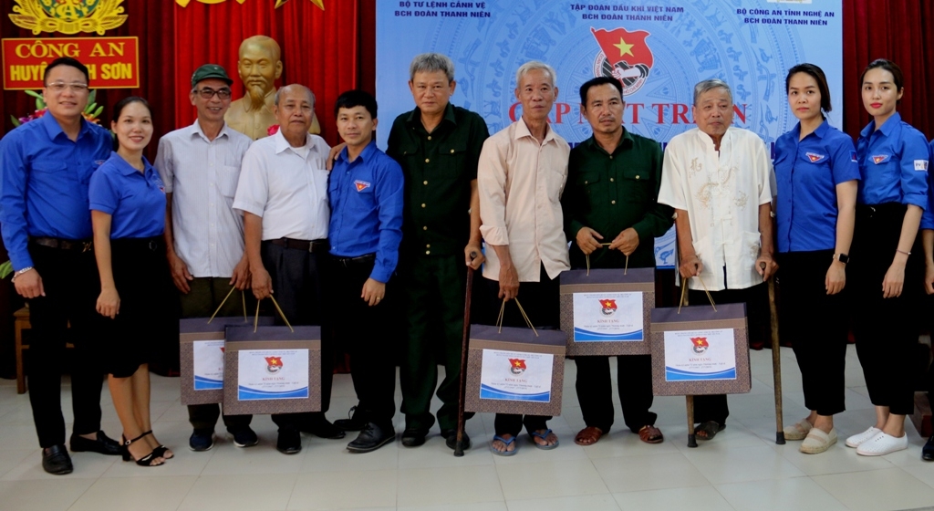 tham hoi tang qua cac gia dinh chinh sach tinh nghe an