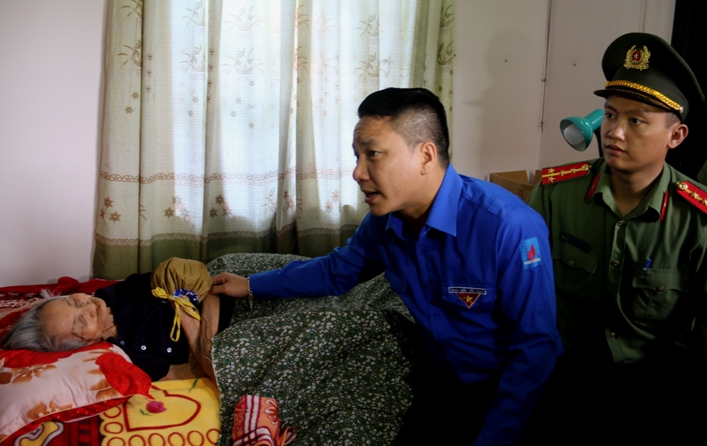 tham hoi tang qua cac gia dinh chinh sach tinh nghe an