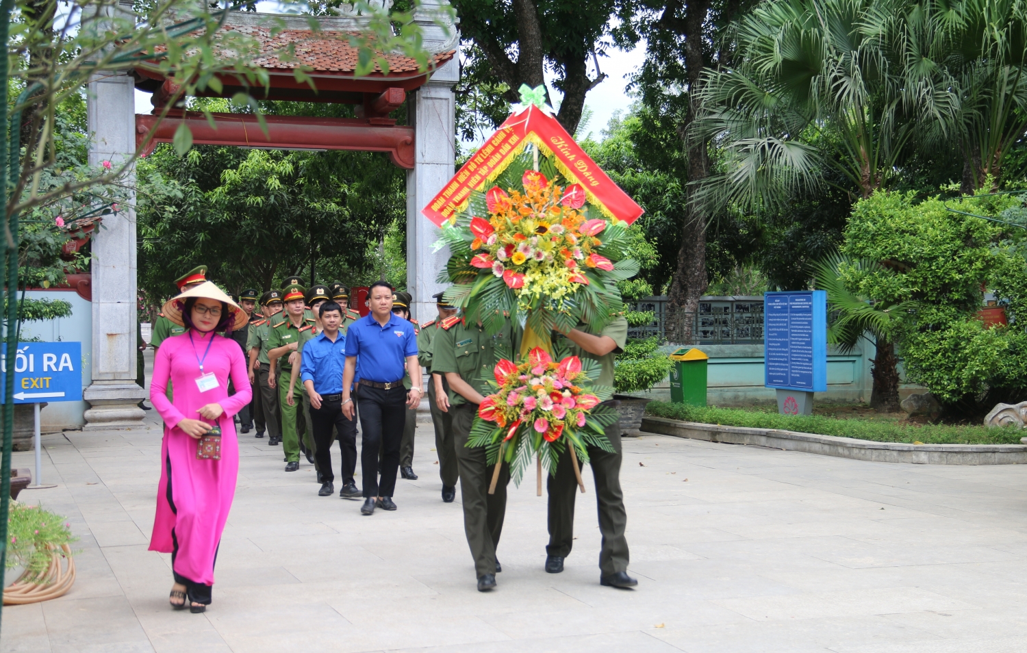 doan thanh nien tap doan ve tham que bac