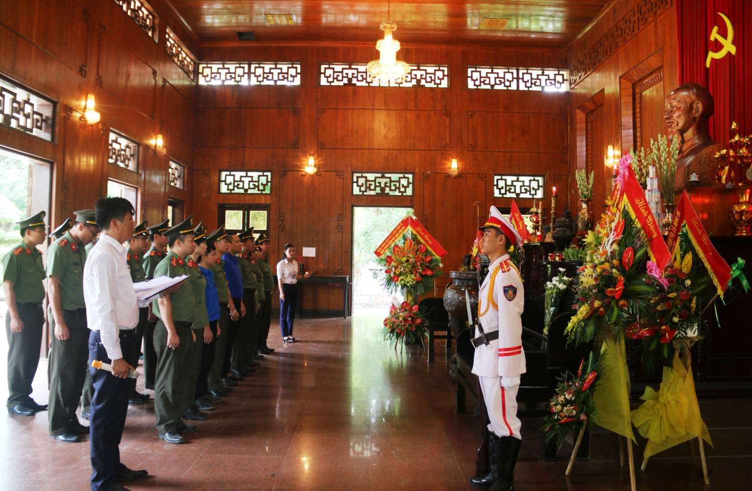 doan thanh nien tap doan ve tham que bac