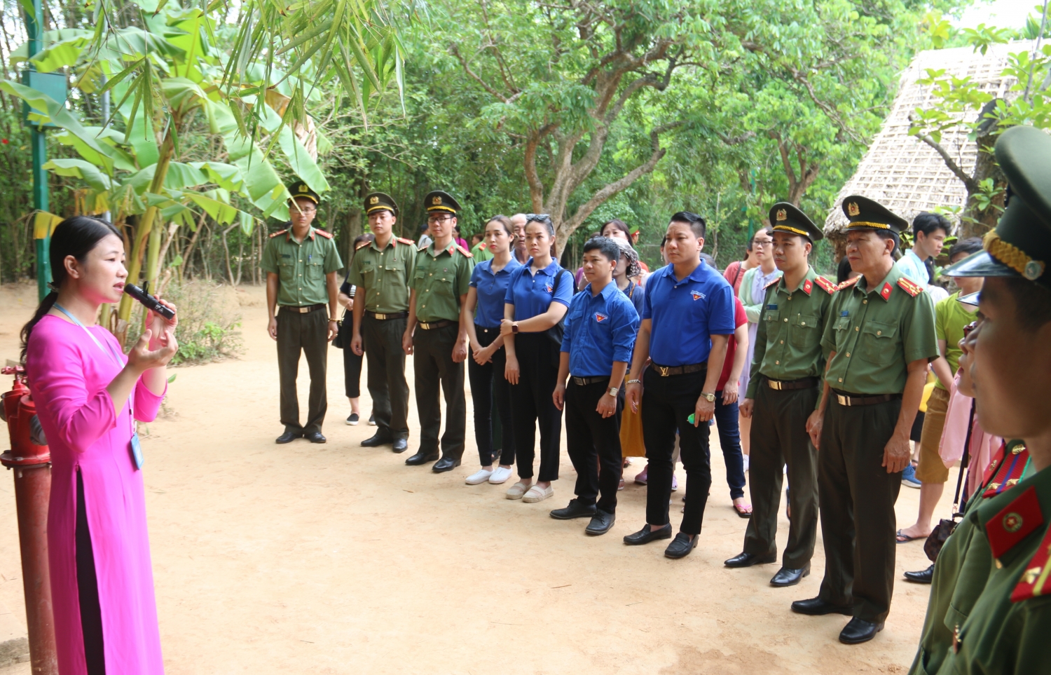 doan thanh nien tap doan ve tham que bac