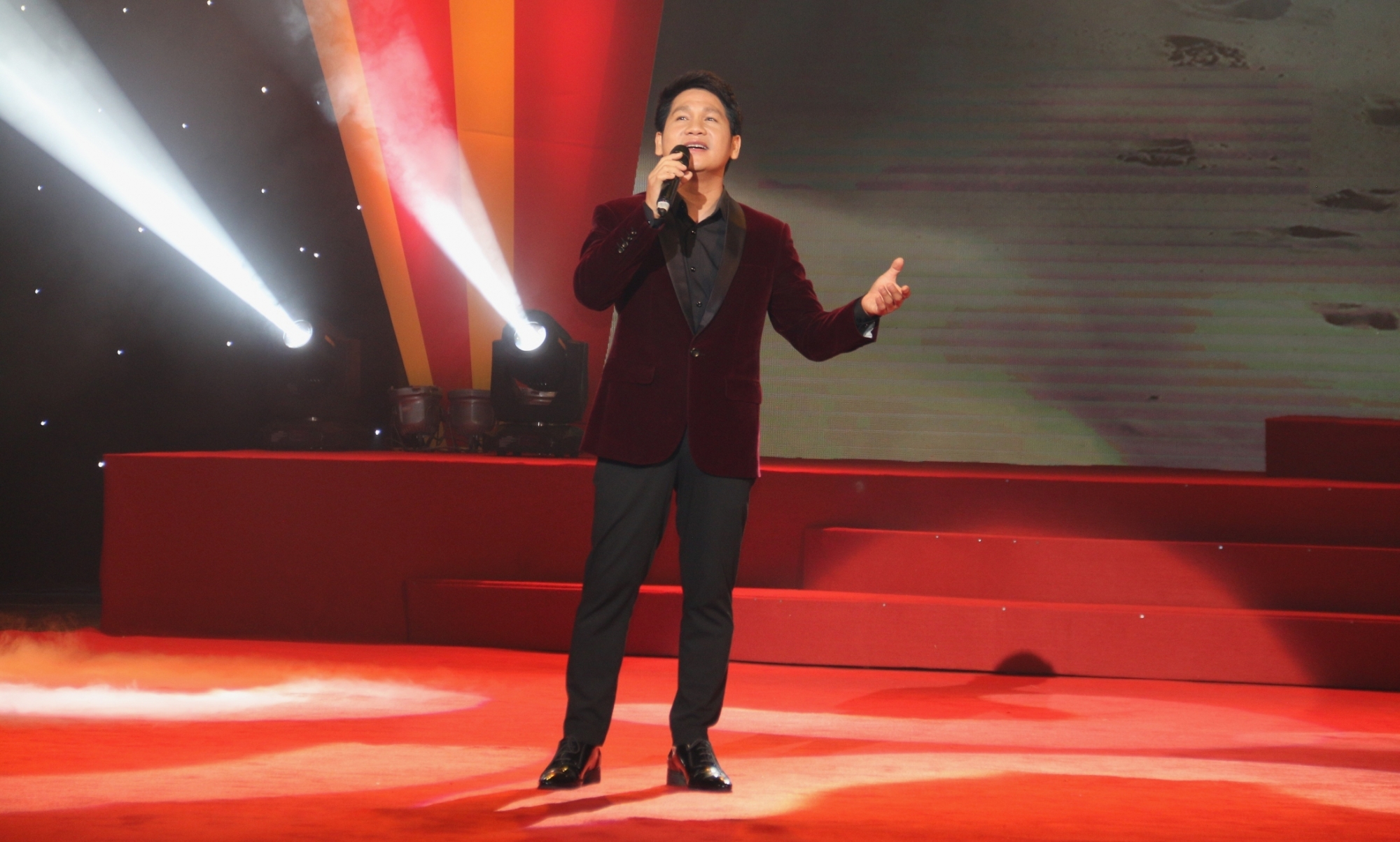 xuc dong chuong trinh nghe thuat tieng goi non song