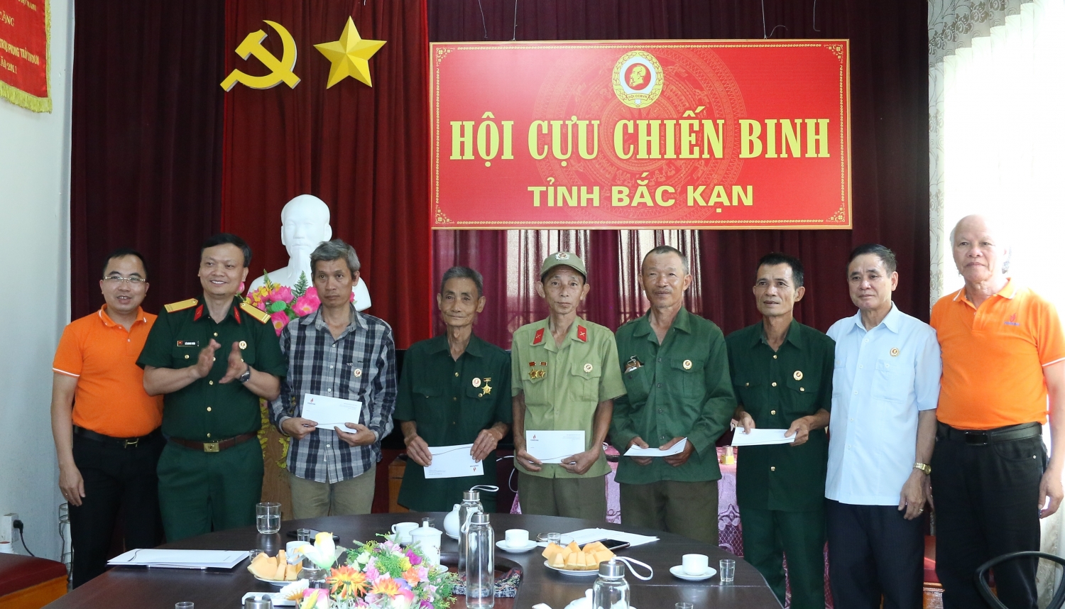 Hội CCB Cơ quan Tập đoàn: Thăm hỏi, tặng quà các gia đình chính sách tỉnh Cao Bằng, Bắc Kạn