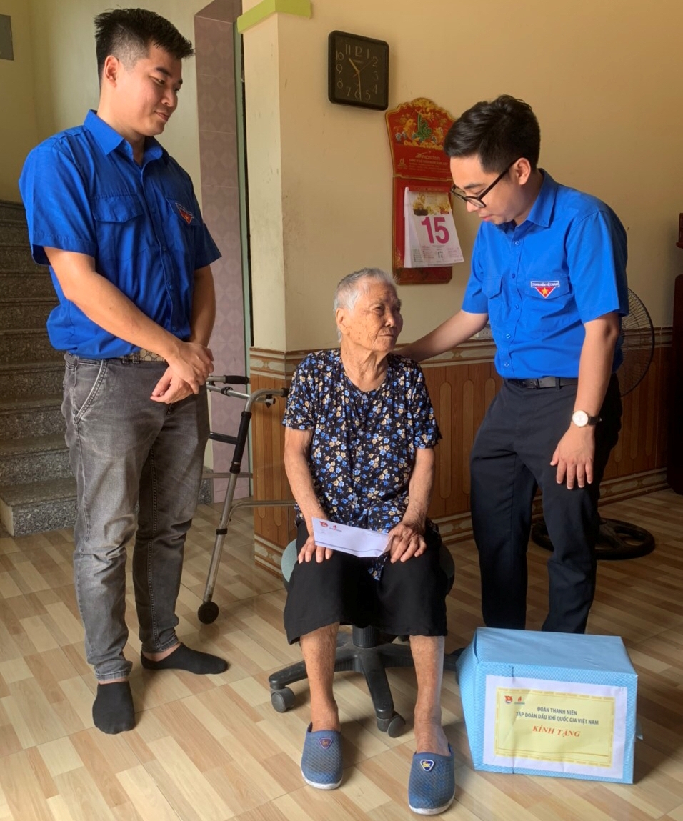 Thăm hỏi, tặng quà các gia đình chính sách tại Bắc Ninh