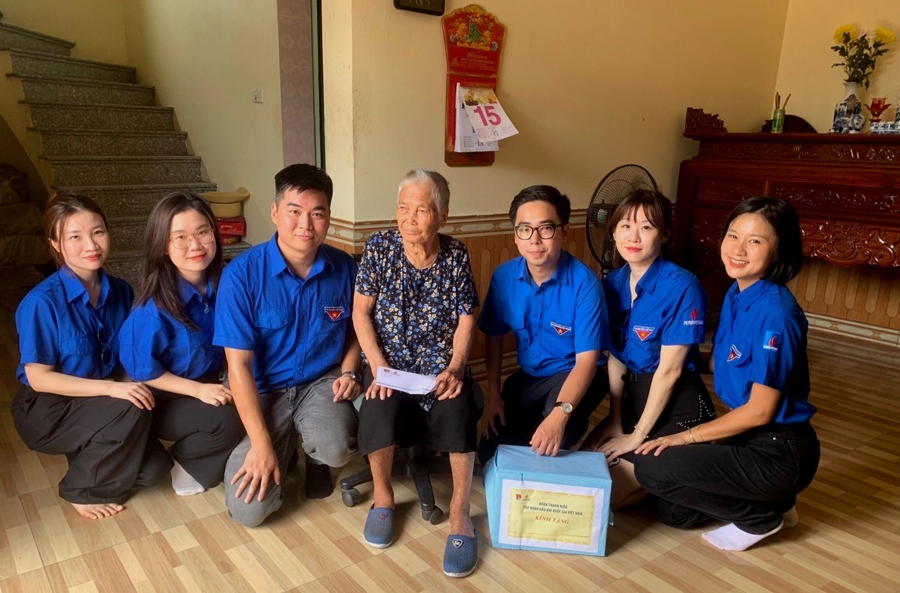 Thăm hỏi, tặng quà các gia đình chính sách tại Bắc Ninh