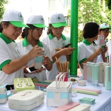 trao giai mot hanh dong nho voi rac thai nhua lon