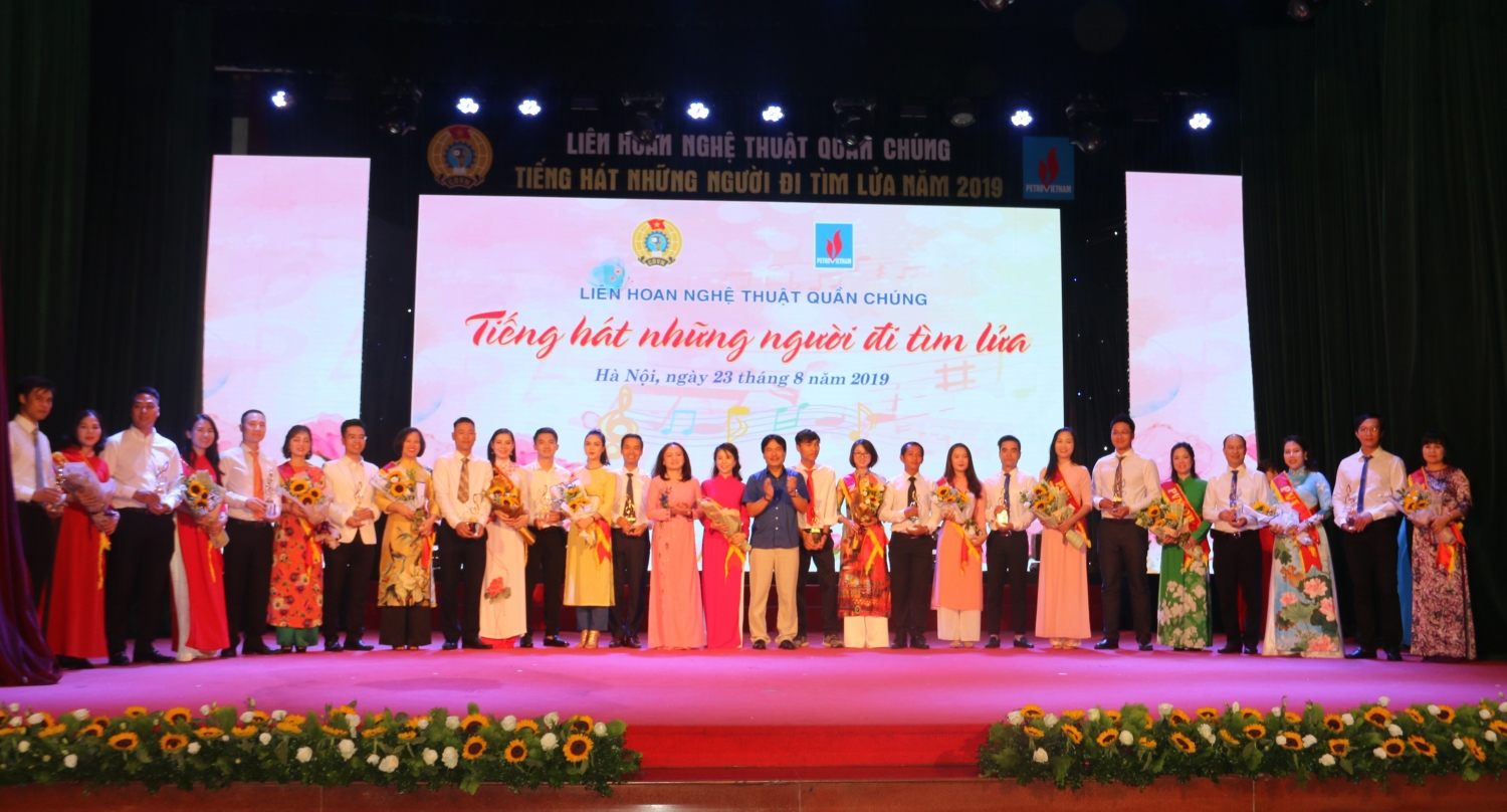co quan tap doan gianh giai nghe thuat dac biet xuat sac tai lien hoan tieng hat nhung nguoi di tim lua khu vuc phia bac