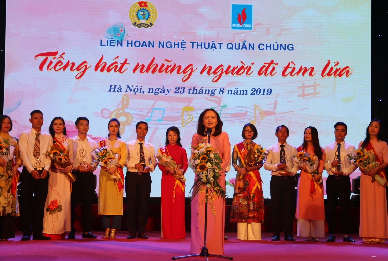 co quan tap doan gianh giai nghe thuat dac biet xuat sac tai lien hoan tieng hat nhung nguoi di tim lua khu vuc phia bac