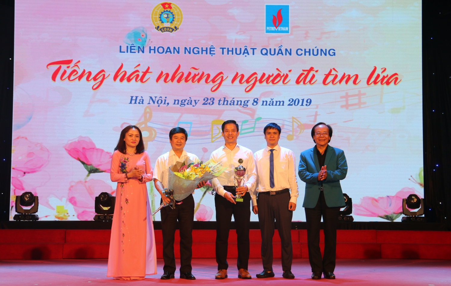 co quan tap doan gianh giai nghe thuat dac biet xuat sac tai lien hoan tieng hat nhung nguoi di tim lua khu vuc phia bac